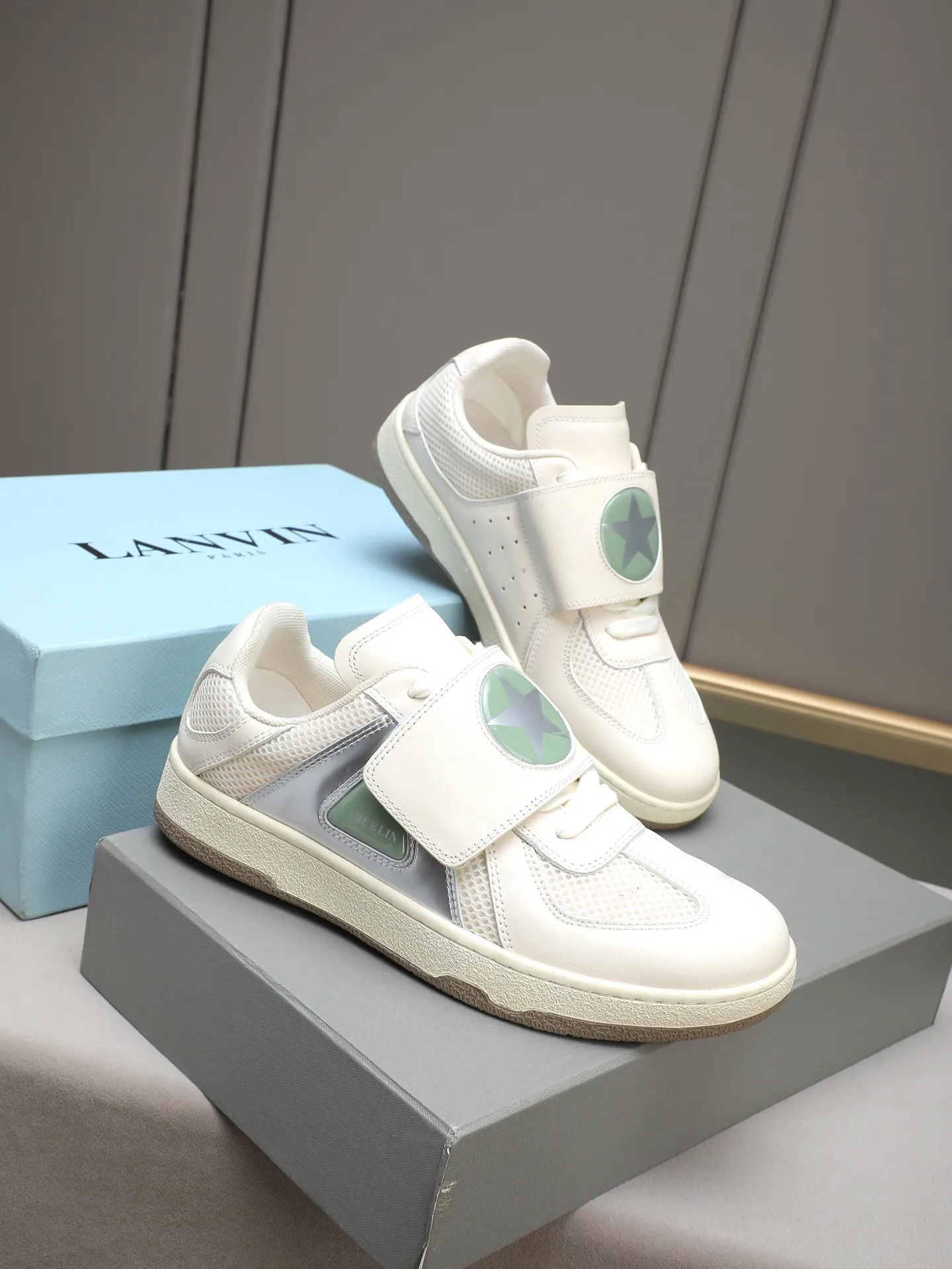 Men's shoes 💰600 [LANVIN] The latest fashionable item! High quality CLAY series‼ ️ The latest trendy products of the season 🌈Many bloggers have planted grass and purchased the original open-mold customization. The upper and outsole are sewn with mark threads without edge sealing. Multiple material splicing combination design. Very versatile for fashionable and casual wear. Comfortable on the feet. Self-recommended. Upper cowhide + cow suede + breathable mesh lining. Foot-padding cowhide. Exclusive original open-mold clear logo rubber outsole ⚠️38-44 (customized for 45)